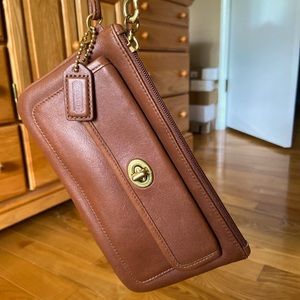 Vintage Coach Soho Brown Leather Clasp Zipper Wristlet Clutch
